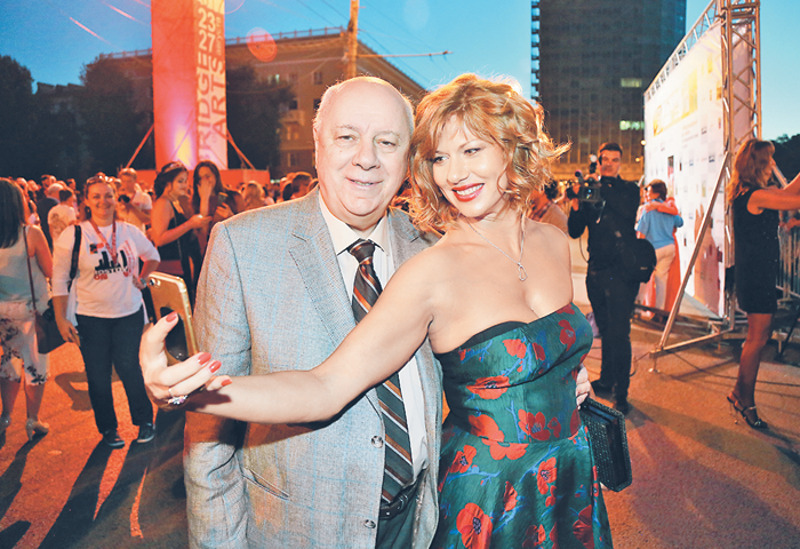 Елена Бирюкова не удержалась от селфи с писателем и профессором ВГИКа Аркадием Ининым