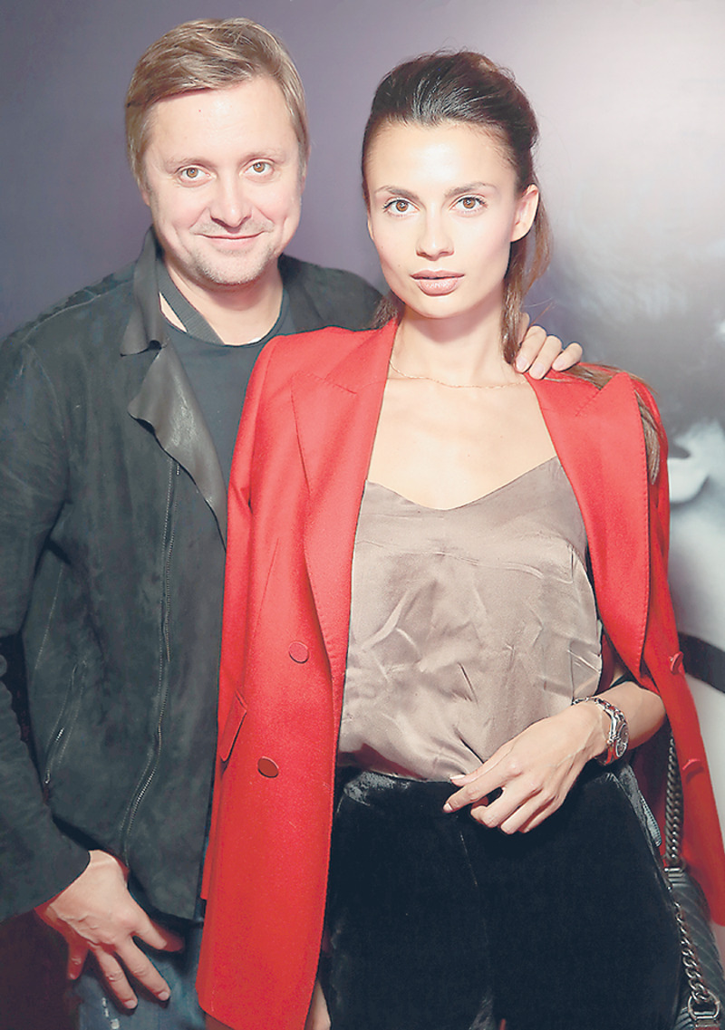 Артем Михалков пришел на премьеру вместе со своей девушкой Дарьей