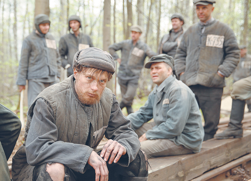 И исполнители главных ролей (на переднем плане Юрий Борисов в образе Степана Морозова), и актеры массовки героически перенесли натурные съемки в суровых погодных условиях