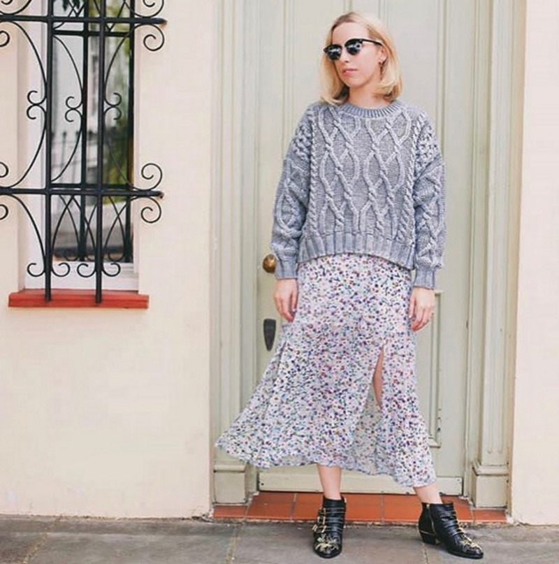 Легкий сарафан и свитер - новый тренд