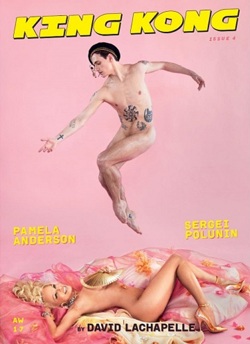 Первый кадр из откровенной фотосессии