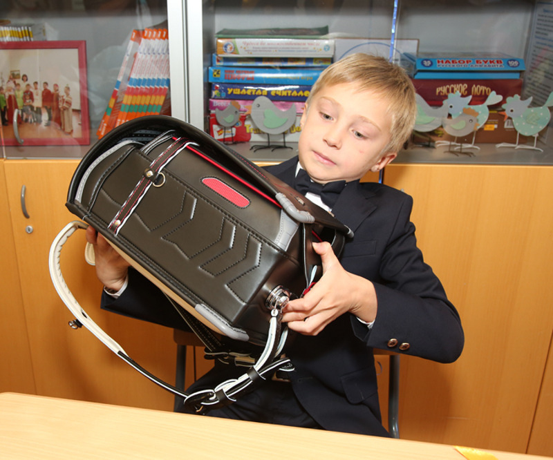 Внук Бабкиной Георгий показал свой ранец, который выбирал вместе со знаменитой бабушкой