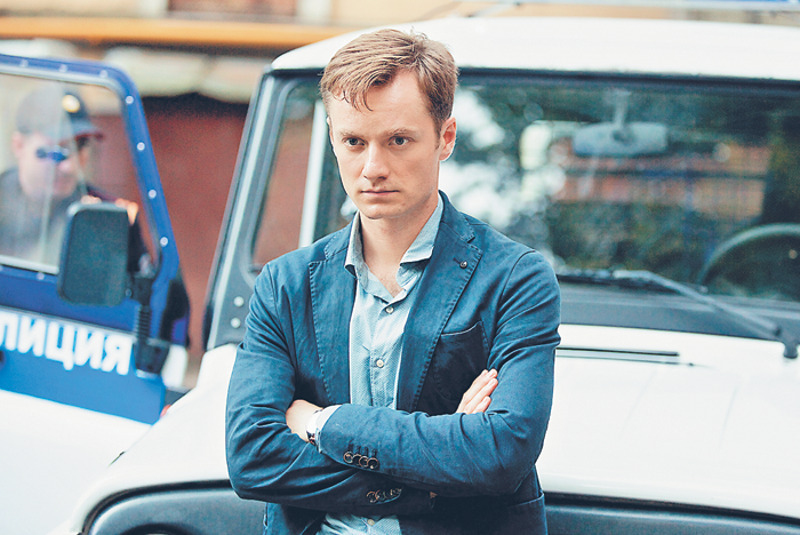 Станислав Беляев, известный по фильмам «Экипаж», «Тариф новогодний», сериалам «Палач», «Лондонград. Знай наших» и др., сыграл молодого оперативника, который резко изменил привычную жизнь героев Виктории Толтогановой и Виталия Кищенко