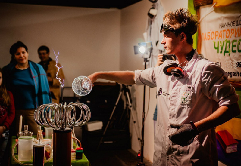 Прямо на глазах у зрителей будет показано более десятка опытов