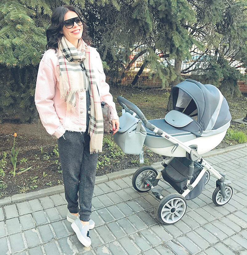 Ежедневные прогулки с малышкой помогают Стоцкой вернуть прежнюю форму. Также Анастасия не забывает о регулярных занятиях йогой