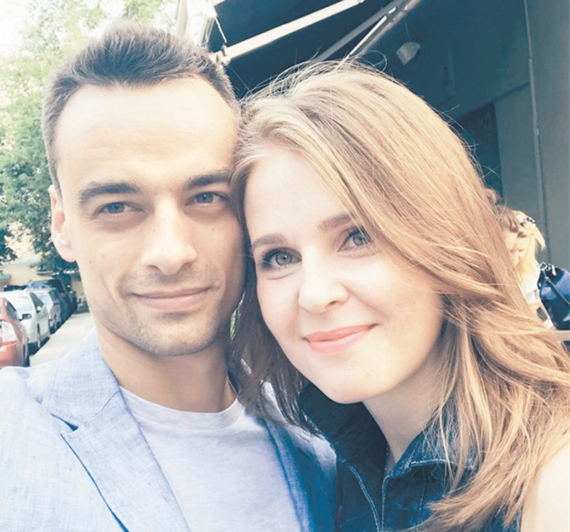 Влада, супруга Павла, с удовольствием поддерживает спортивный образ жизни телеведущего. Вместе они начинали заниматься теннисом. А теперь Павел пытается увлечь жену сквошем