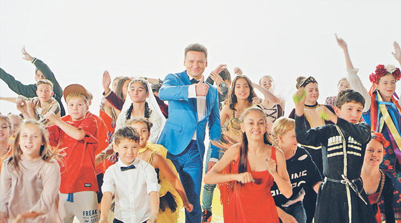 «В работе с детьми у меня нет никаких сложностей. С ребенком не нужно хитрить. Желательно быть правдивым, не заискивать перед ним»