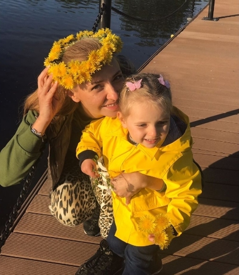 Татьяна Навка с младшей дочкой