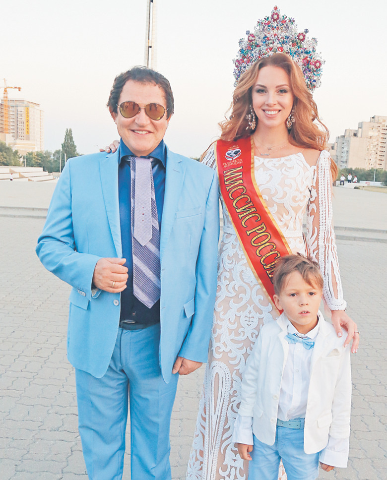 Дмитрий и Полина Дибровы со своим старшим сыном Александром