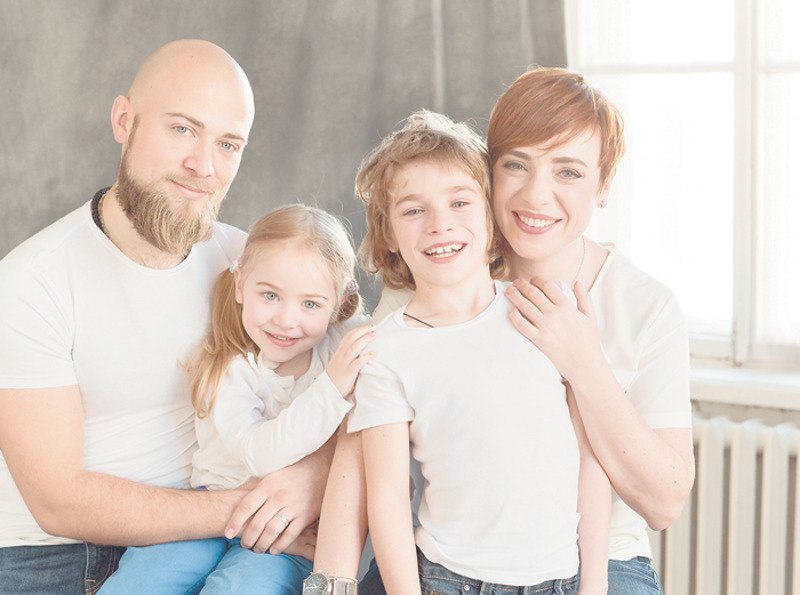 ТУТТА ЛАРСЕН ВМЕСТЕ С МУЖЕМ ВАЛЕРИЕМ И ДЕТЬМИ ЛУКОЙ И МАРФОЙ