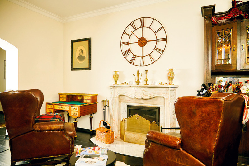 Настоящий камин – украшение загородного дома, хотя содержать его не так-то просто