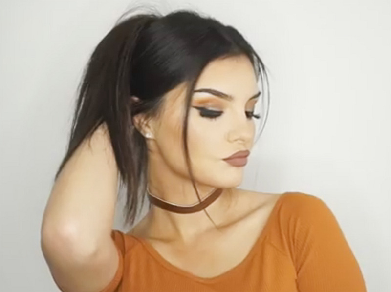 Текстура коричневой помады может быть не только глянцевой, но и матовой