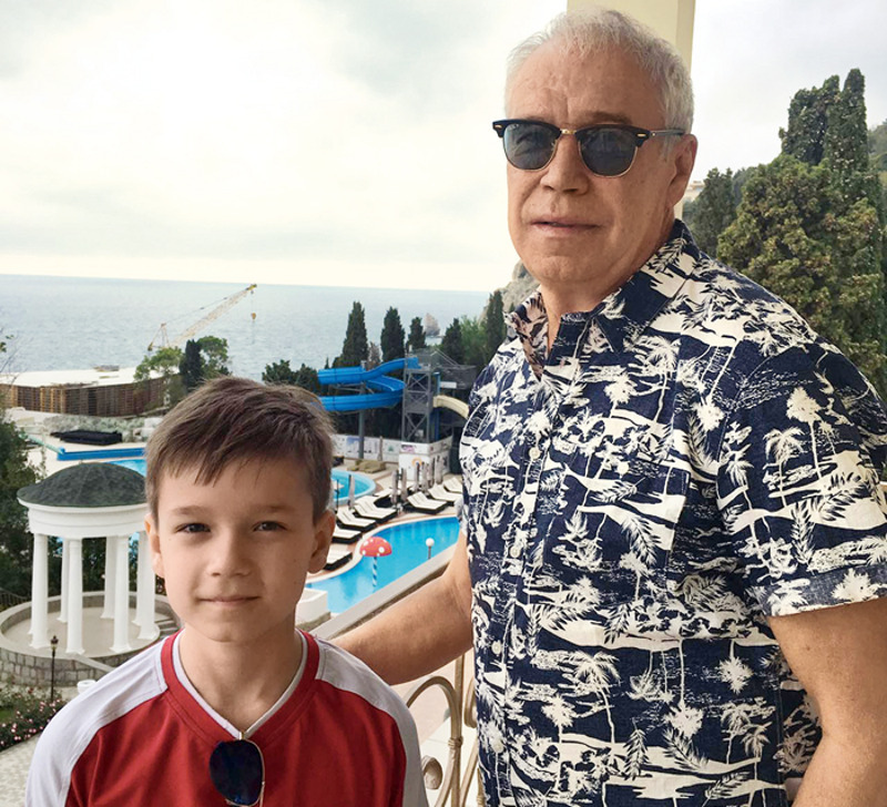 Разница между старшей дочерью Дашей и младшим сыном Ваней – восемнадцать лет