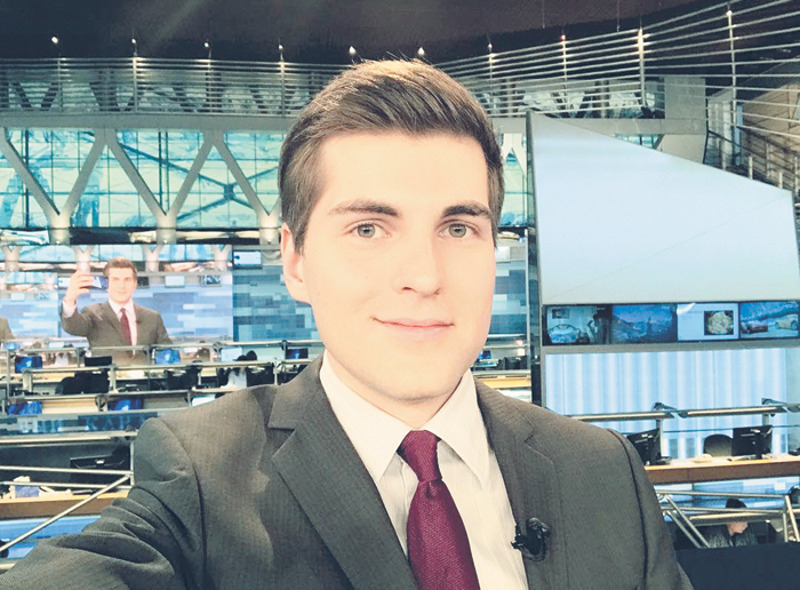 Только телеведущий с чувством юмора догадается сделать такое селфи в главной телестудии страны