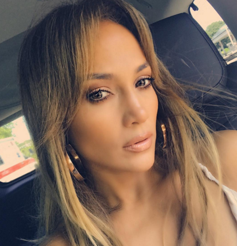 Дженнифер Лопес никогда и не отказывалась от шоколадных оттенков помады