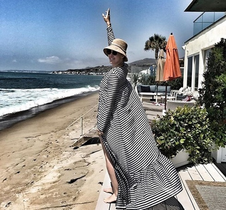 Ксения Собчак ждет у моря погоды