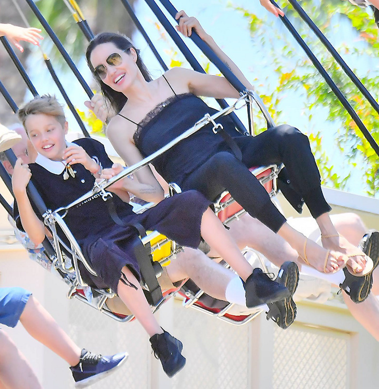 Анджелина Джоли с детьми в «Диснейленде»