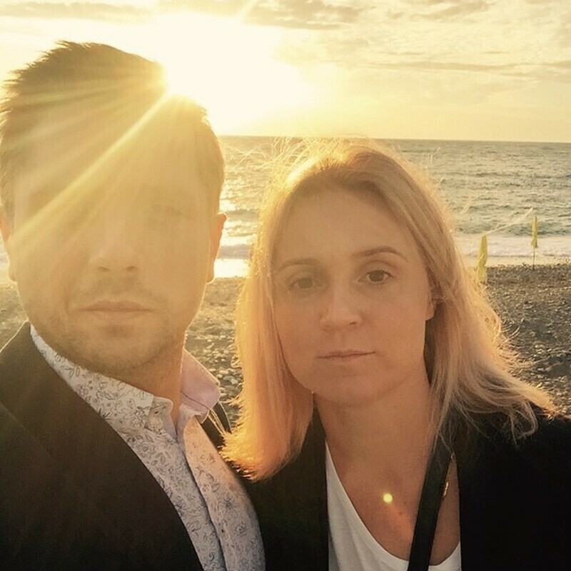 Во время сложного период реабилитации актеру помогала супруга Елена Кулева