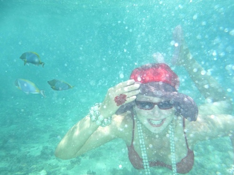 В воду Лена идет при полном параде