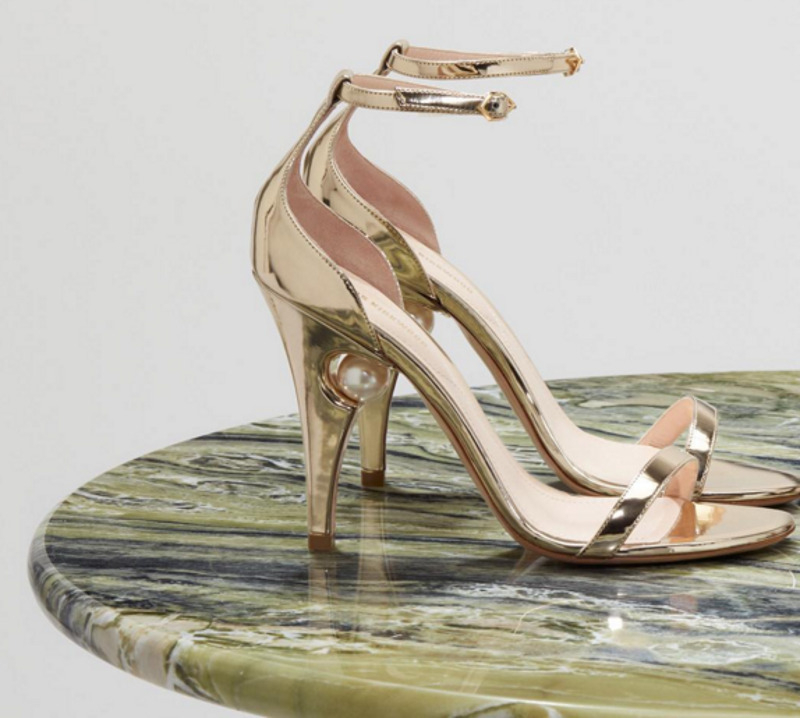 Босоножки с тонкими ремешками делают ногу изящнее