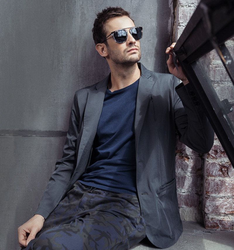 Футболка, MCS; пиджак, FREDDY; брюки, AERONAUTICA MILITARE; очки, FURLA