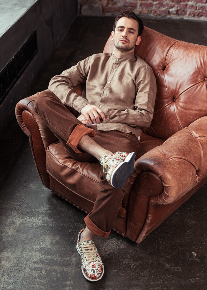 Рубашка, MARINA YACHTING; брюки, MCS; кроссовки, PREMIATA