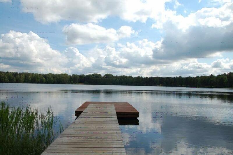 Также у Гладкова есть дом на Волге, который он перестроил своими руками и назвал "Ранчо "Пластилиновая ворона". Эту деревянную дорожку он построил сам