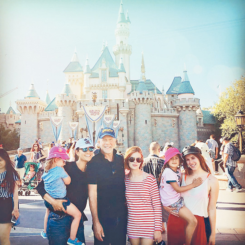 Брюс Уиллис с семьей в Диснейленде