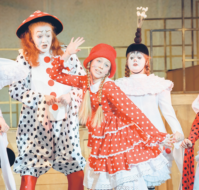 Кроме учебы в школе и работе на ТВ Ирина участвует в нескольких театральных проектах