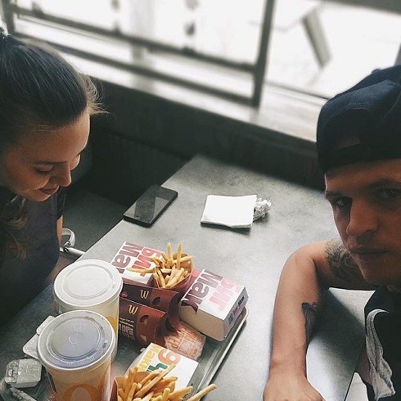 Почему Костенко не готовит дома?