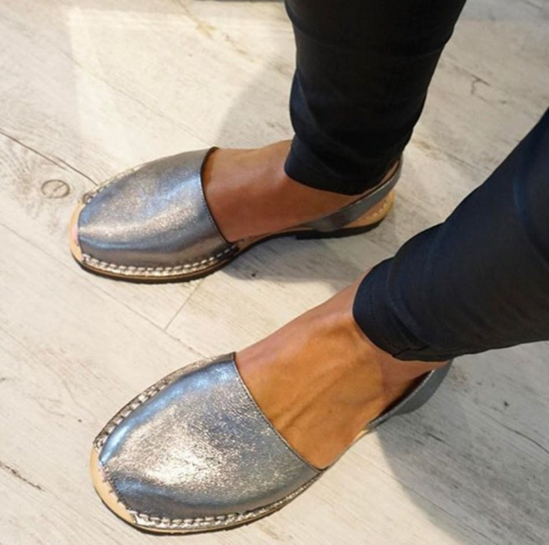 В моде и обувь с эффектом "металлик"