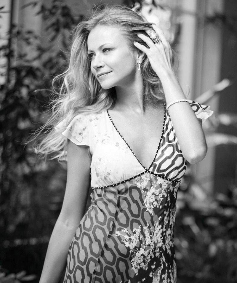 Платье, AMEN; кольцо Belle Epoque, Stephen Webster; браслет Classic, Mercury; серьги Color, Mercury