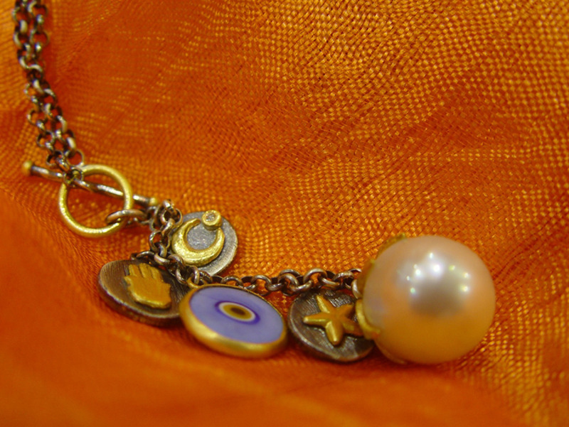 Амулетом может быть любая вещь, которую можно носить с собой