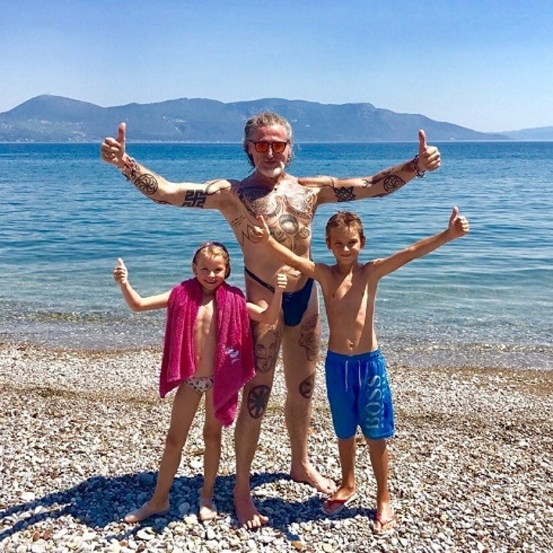 "Вот мои ангелы хранители!И личный "демон" охранитель!", - подписала снимок Анисина