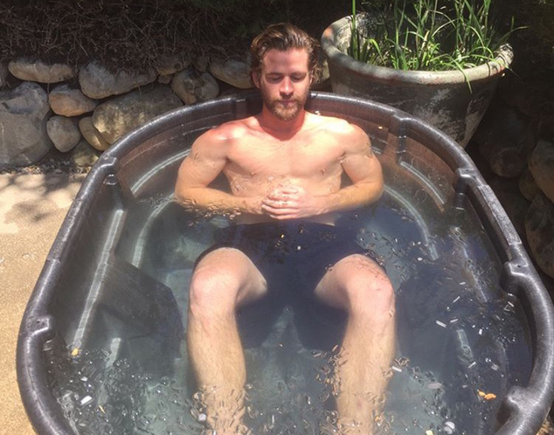 Лиам Хемсворт в ледяной ванне