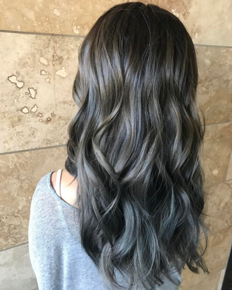 Новый тренд – окрашивание волос в тона, повторяющие цвета древесного угля