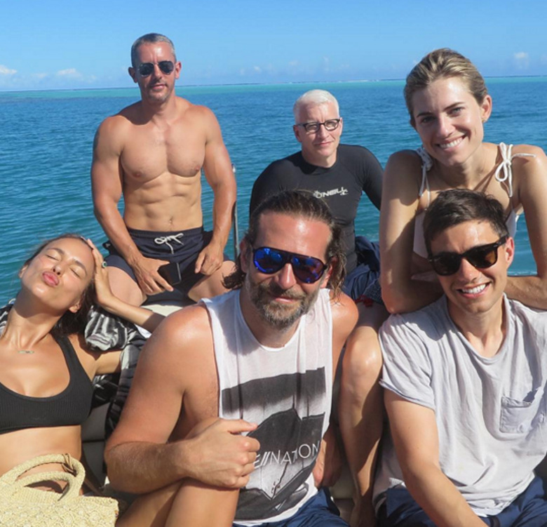 Ирина Шейк и Брэдли Купер с друзьями на отдыхе