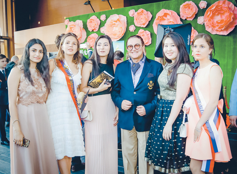 Дмитрий Дибров признался, что атмосфера праздника вызвала у него воспоминания о своем выпускном вечере, который состоялся в Ростове-на-Дону в 1976 году