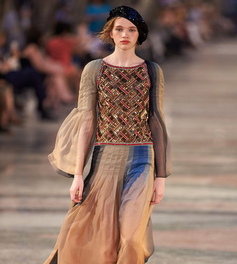 Расклешенные силуэты выгодно подчеркнут фигуру