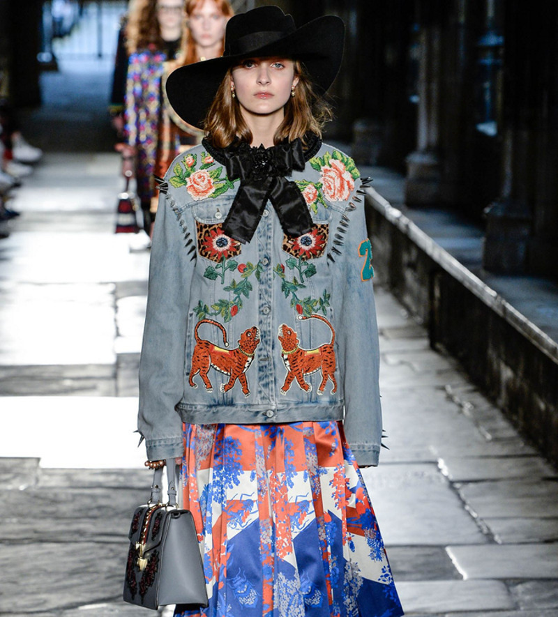 А вот занижать линию талии не стоит