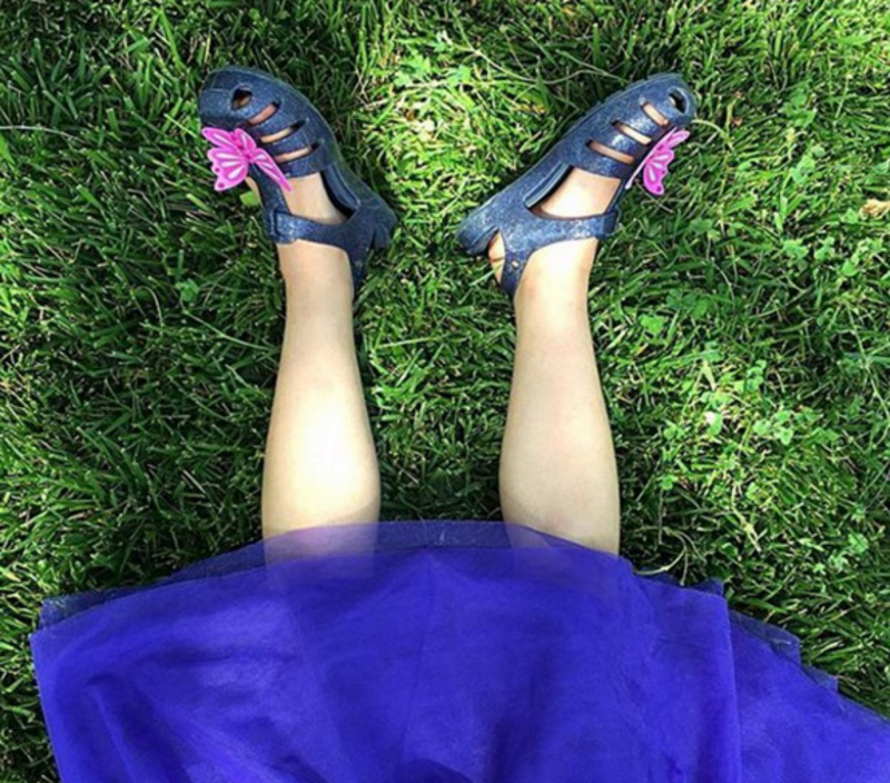 Яркие кроксы - отличный выбор для дождливого лета