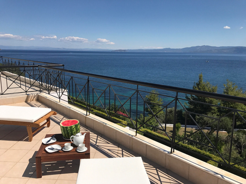 А потом - особняк на берегу моря в Греции