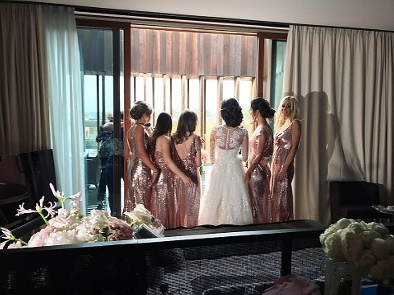 Настя выбрала нежное платье