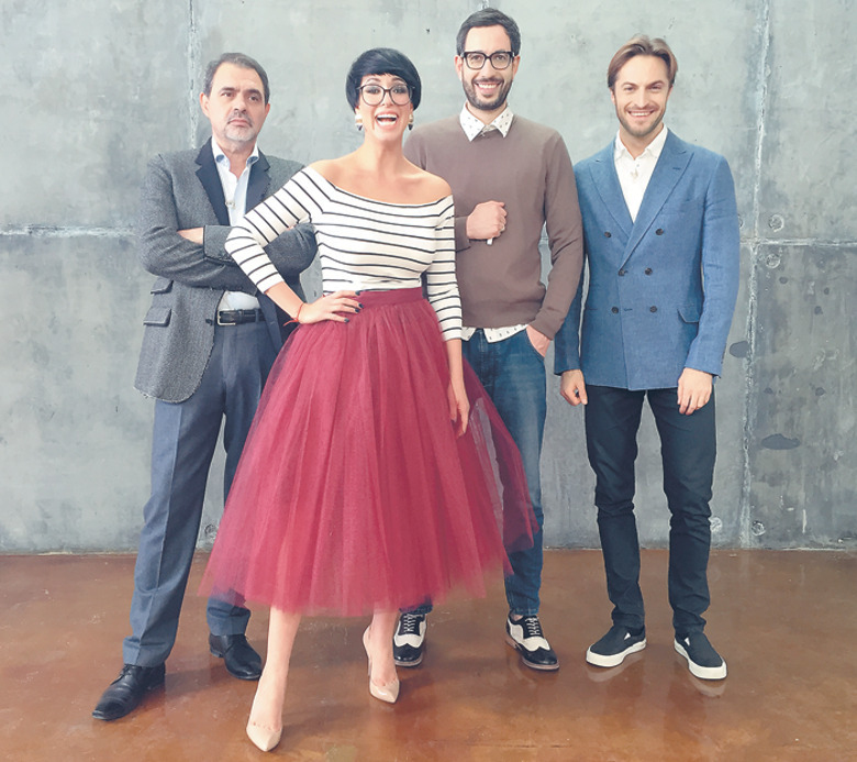 Вместе с Катей омоложением героев программы занимаются стоматолог, пластический хирург и стилист по прическам и макияжу