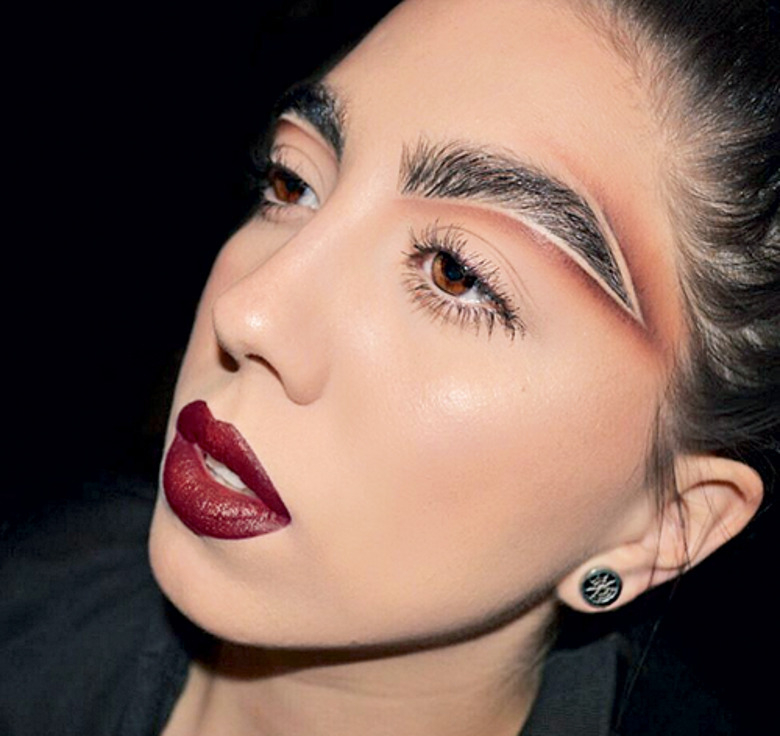 Новый тренда макияжа - карвинг бровей