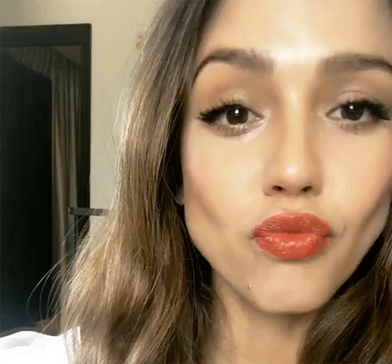 Джессика Альба любит коралловые оттенки