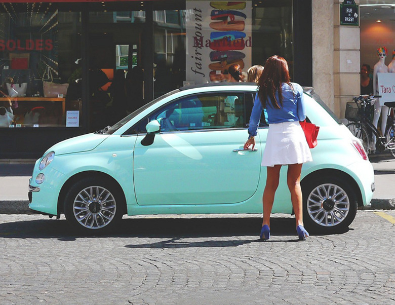 В какой юбке удобнее всего водить машину?