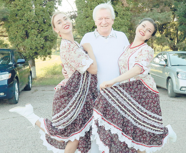 Аристарх Ливанов и шагу не мог пройти, чтобы не сфотографироваться с местными жителями