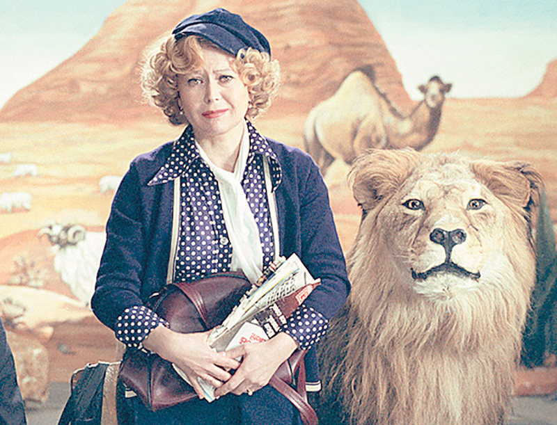 Светлана Немоляева считает себя театральной актрисой, но при этом сыграла яркие роли в кино. На фото кадр из фильма Эльдара Рязанова «Гараж»