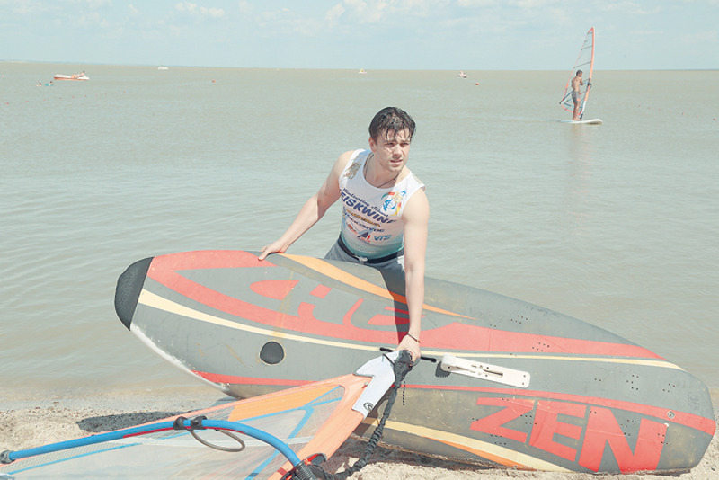 Кирилл Запорожский решил воспользоваться близостью моря и занялся виндсерфингом